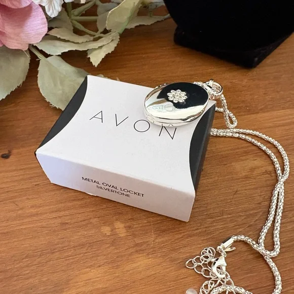 Avon 2017 Silver Oval Photo Locket Rhinestone Flower NIB Rope Chain Keepsake - Picture 3 of 11